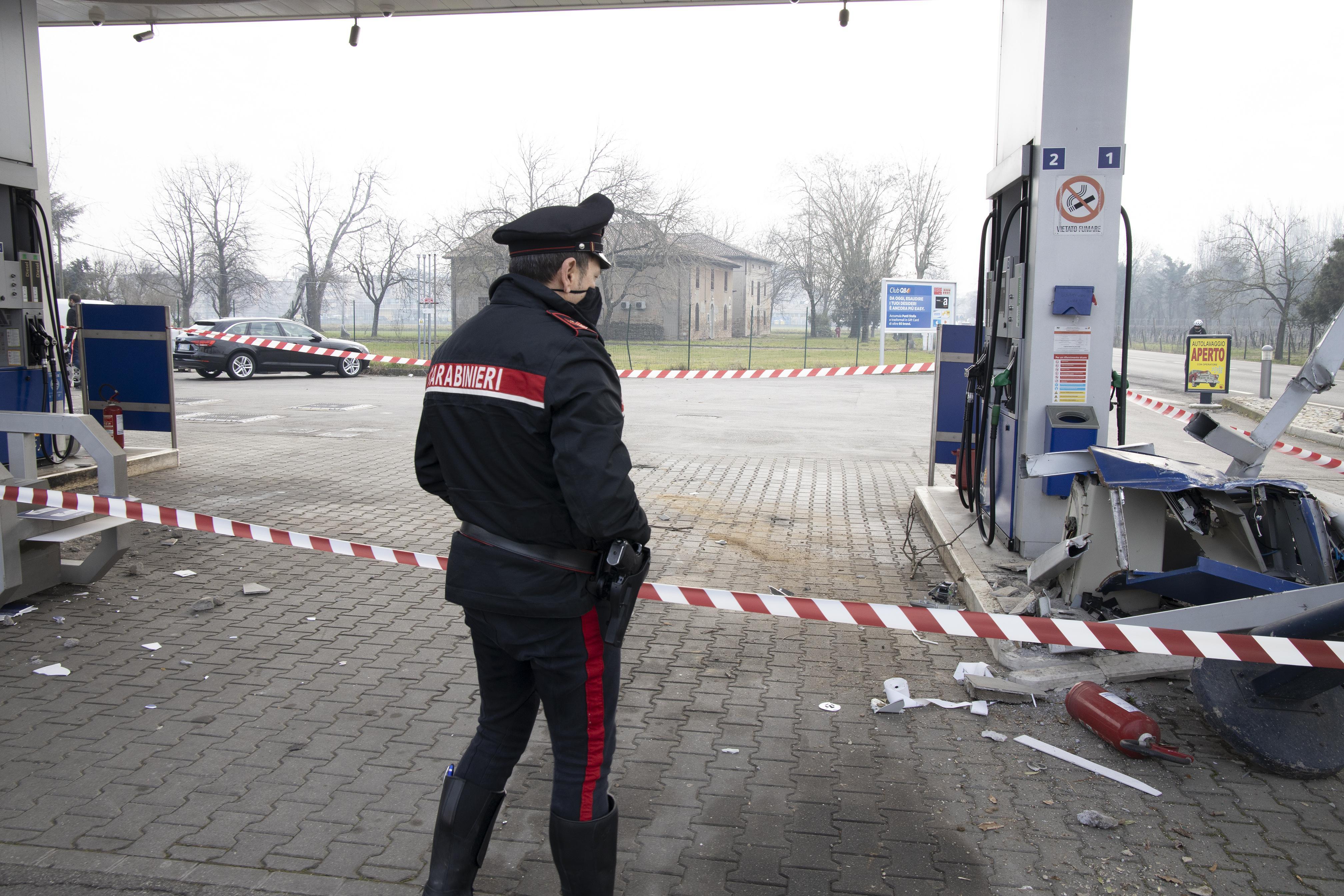 Carpi Abbattono con una benna i selfservice e razziano i soldi 