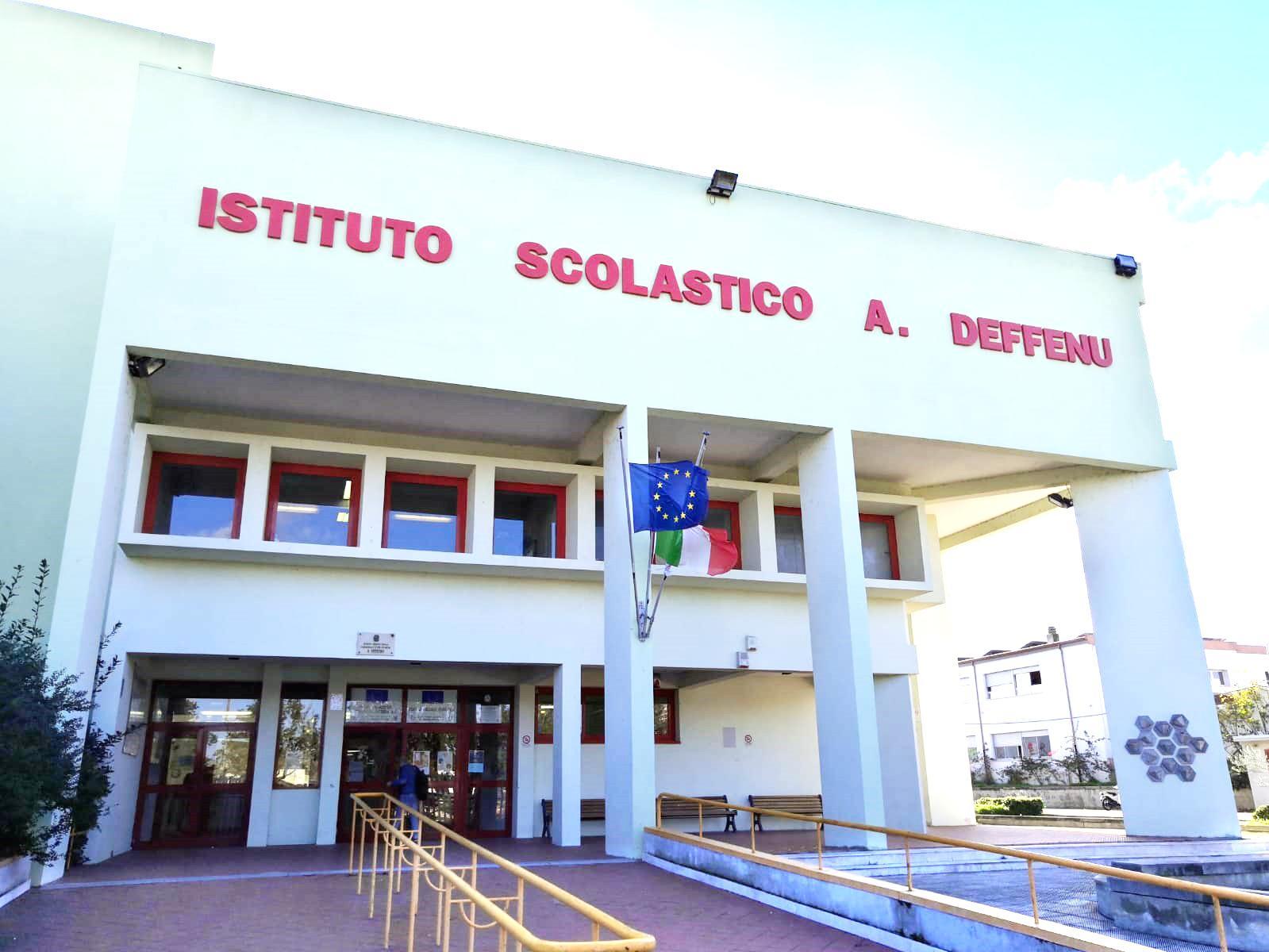 L'ingresso dell'istituto tecnico Deffenu