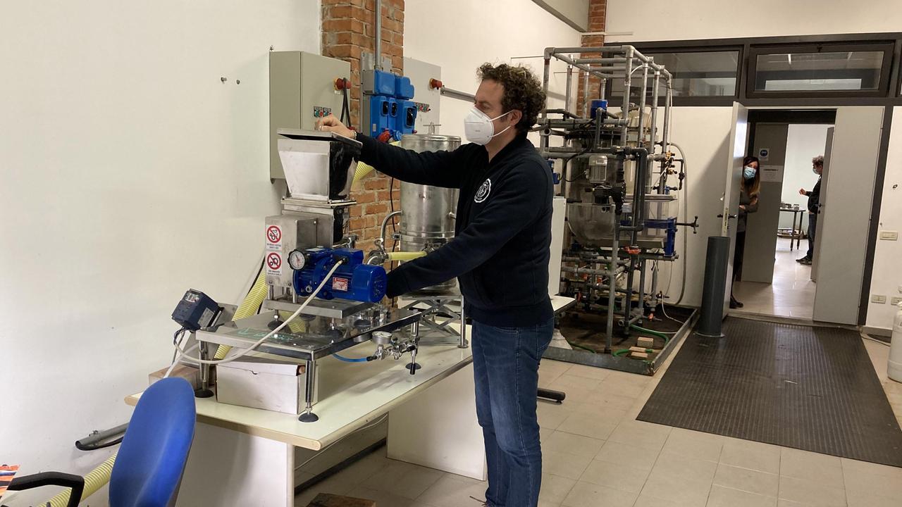 Un ingegnere in un laboratorio del Polo tecnologico di Magona