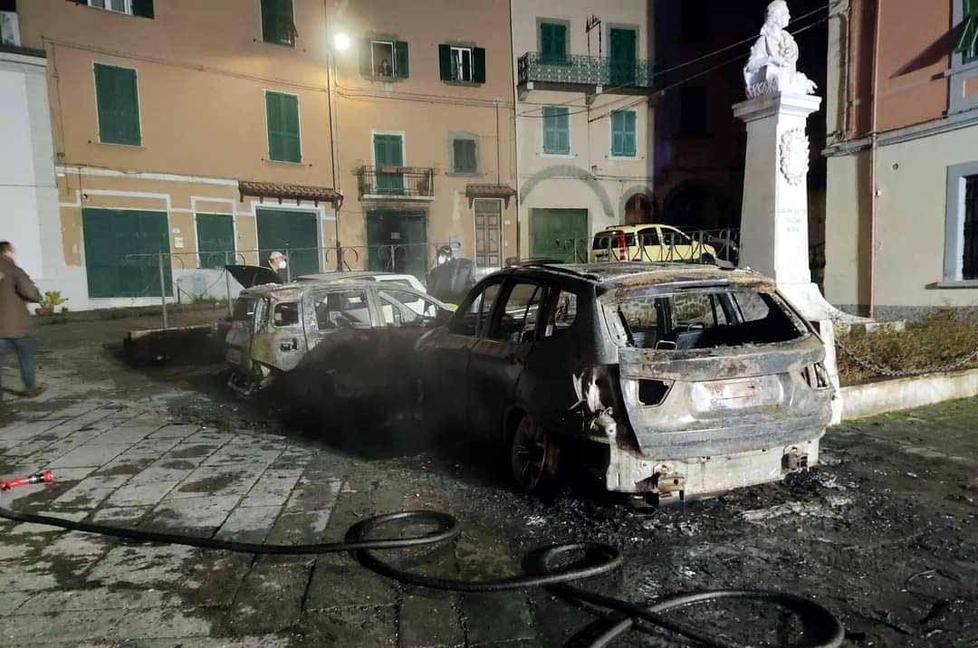 A fuoco due auto della famiglia Putamorsi: «Sotto la mia c’era una striscia di benzina» 
