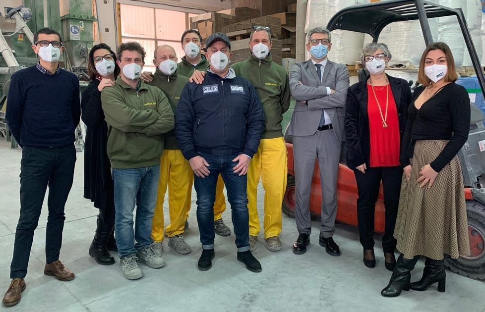 Giovanni Mascagni e il gruppo di dipendenti dello stabilimento Chimica Edile di Castiglione della Pescaia