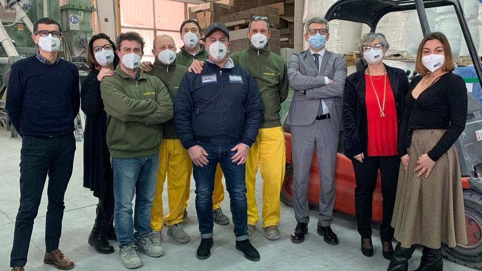 Giovanni Mascagni e il gruppo di dipendenti dello stabilimento Chimica Edile di Castiglione della Pescaia