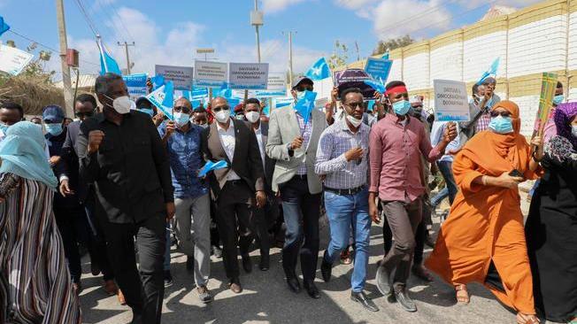 Somalia: proteste, sospesi voli internazionali su Mogadiscio