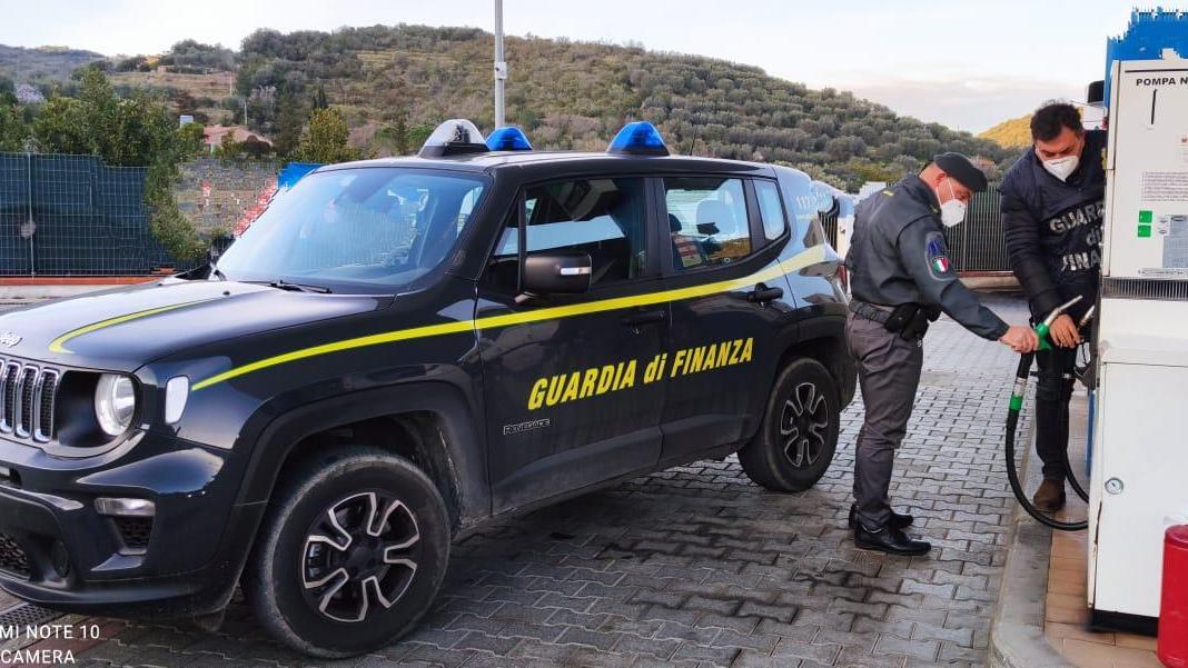 La pompa di benzina sotto indagine dei finanzieri
