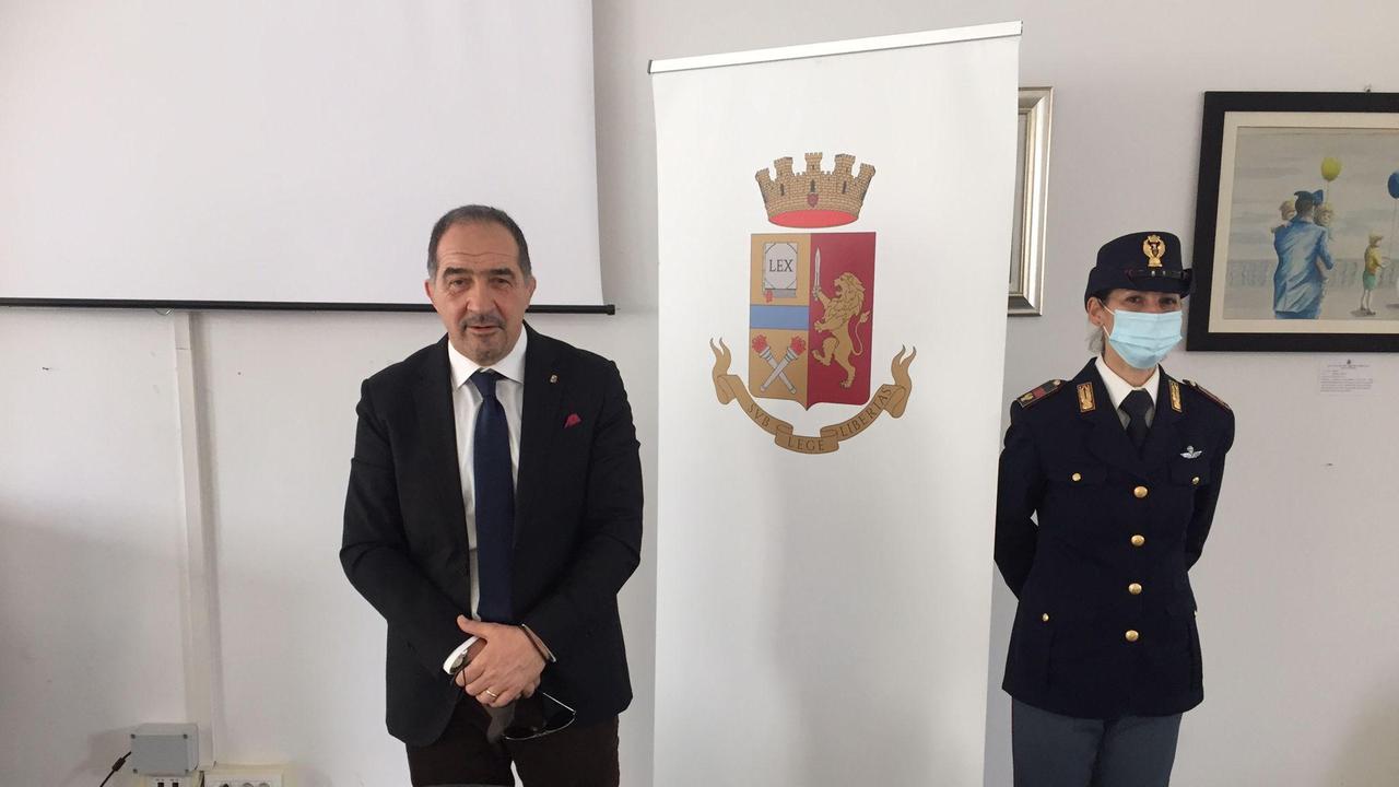 A sinistra il questore di Livorno, Lorenzo Suraci
