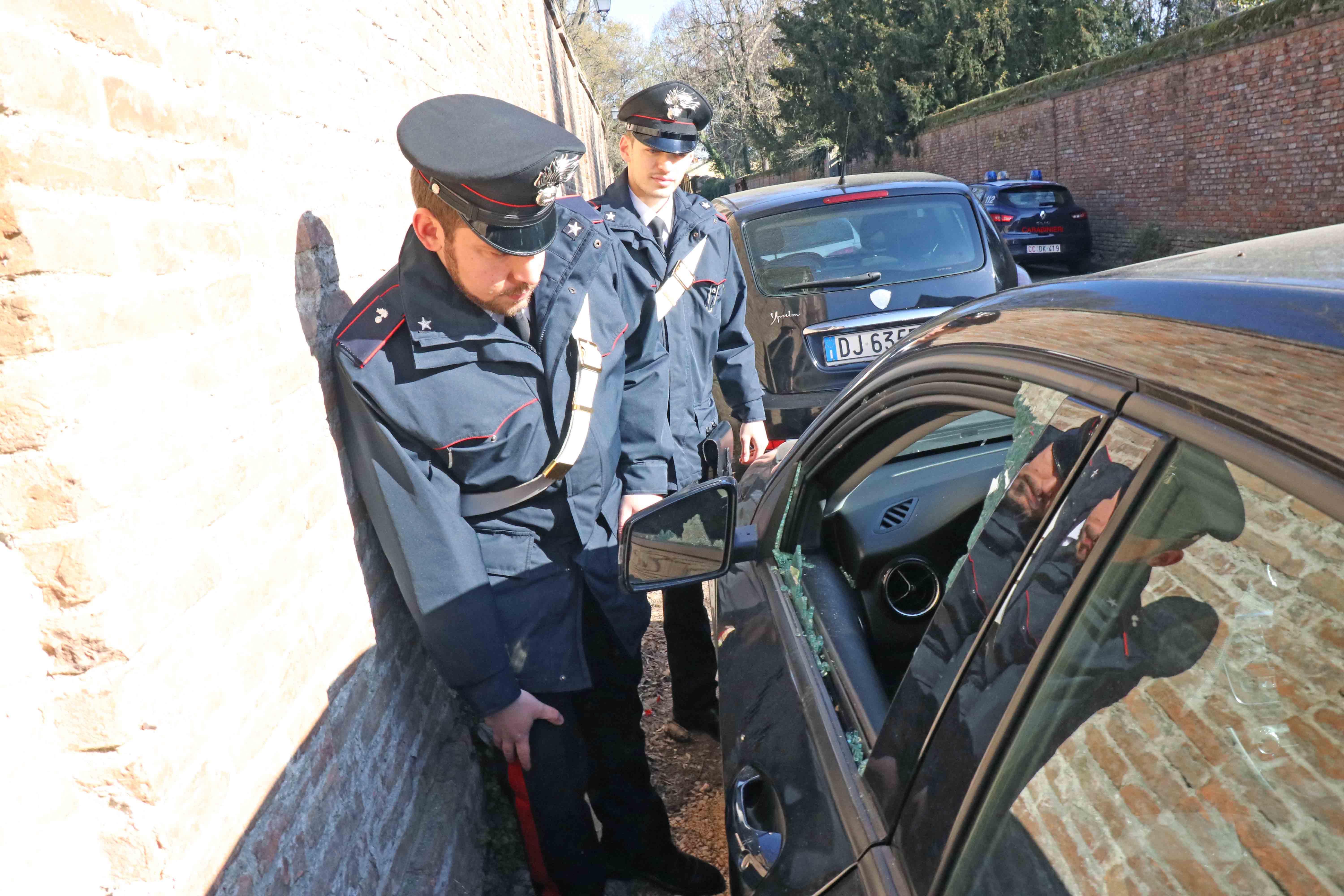 Sopralluogo dei carabinieri dopo il furto su un'auto (archivio)