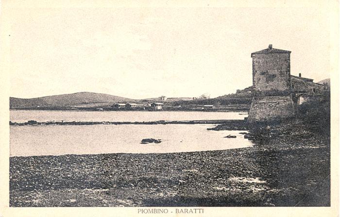 Una storica cartolina della Torre di Baratti intorno al 1930, al centro del golfo ancora le strutture di servizio della miniera
