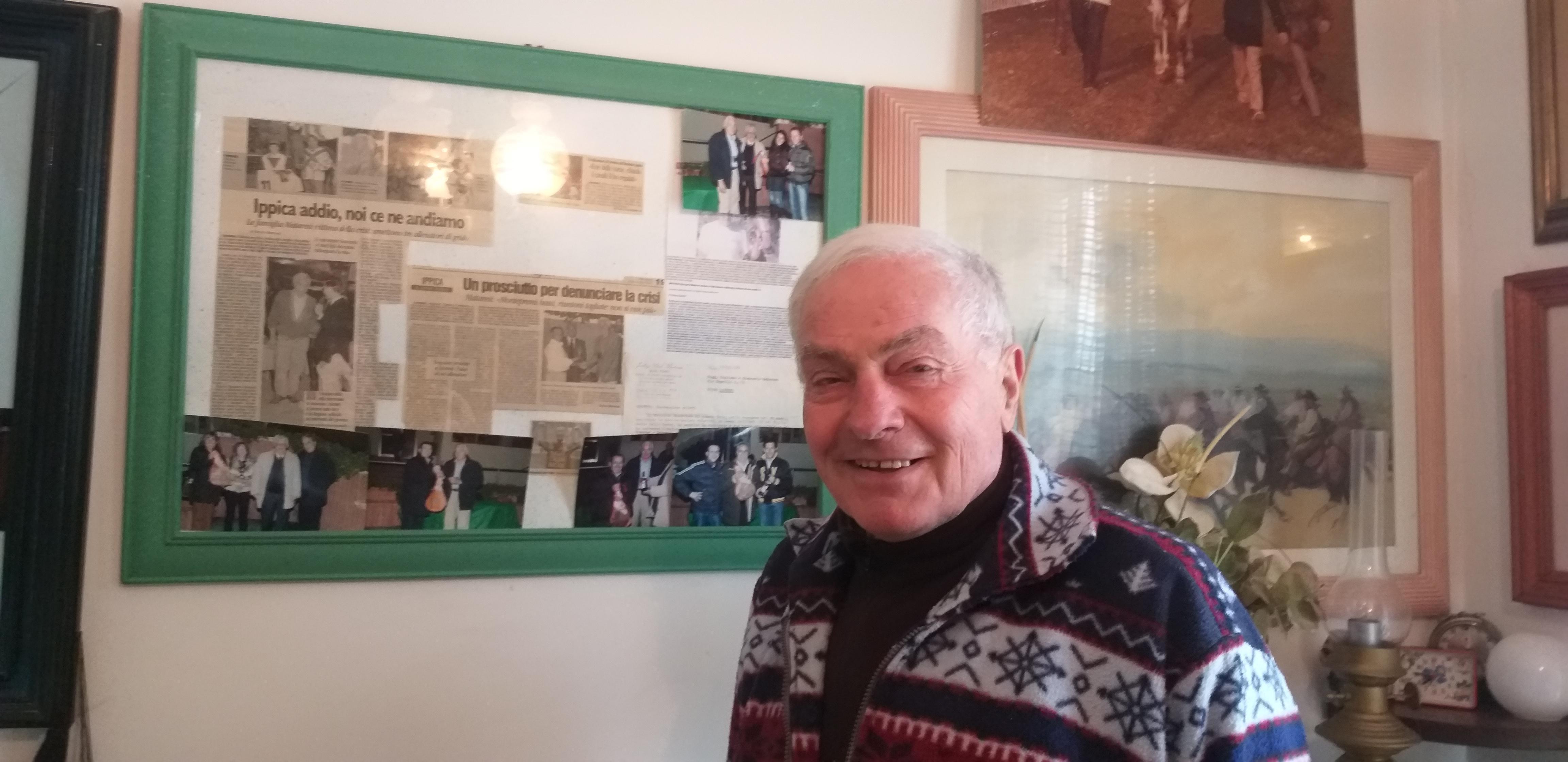 Giancarlo Mataresi nella sua abitazione con le foto e gli articoli che lo riguardano