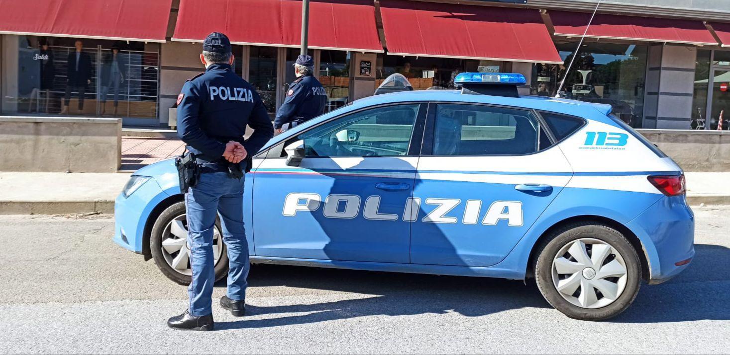 Spaccata in un negozio e fuga: la polizia di Carbonia trova e arresta i due presunti ladri