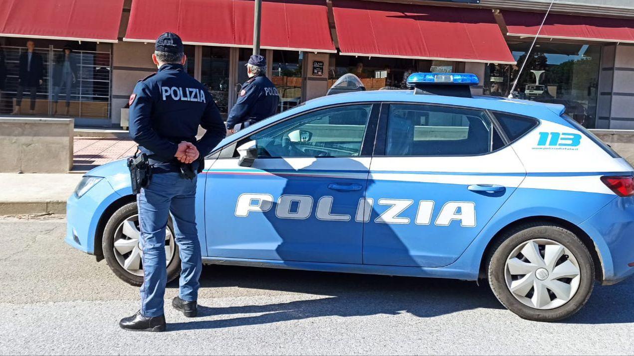 Spaccata in un negozio e fuga: la polizia di Carbonia trova e arresta i due presunti ladri