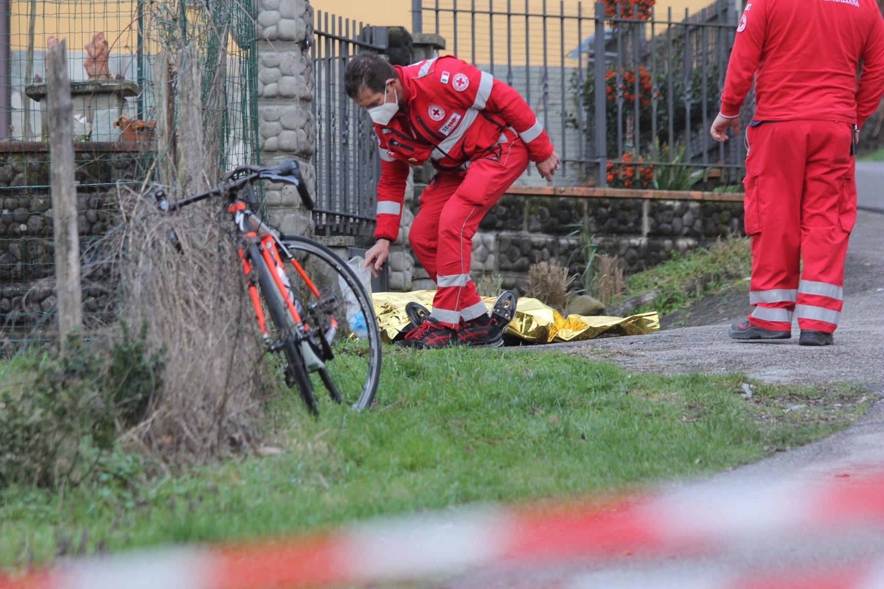I volontari della Croce Rossa di Vernio sul luogo dell'incidente (foto Batavia)