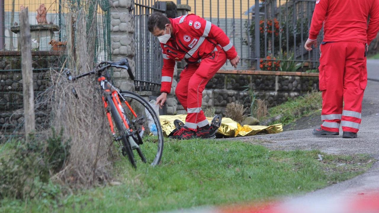 I volontari della Croce Rossa di Vernio sul luogo dell'incidente (foto Batavia)