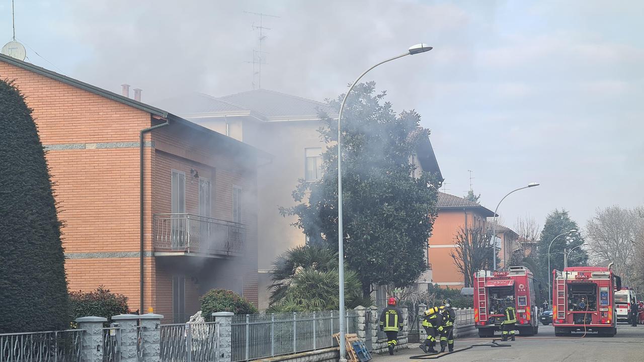 Scoppia una bombola di gpl in casa, ferito 55enne