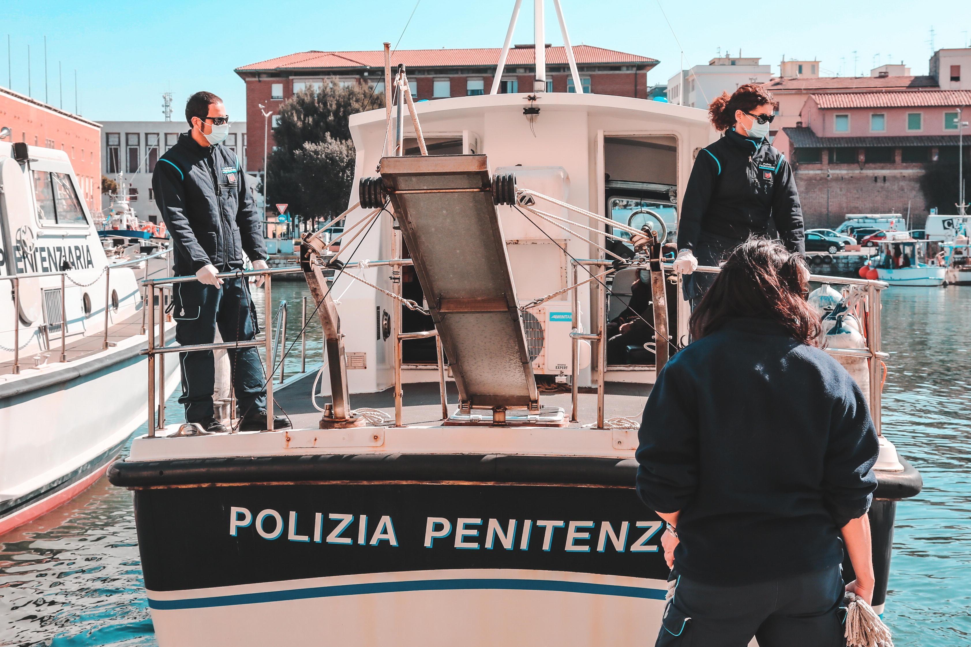 Agenti della polizia penitenziaria sulla motovedetta per Gorgona (foto d'archivio)