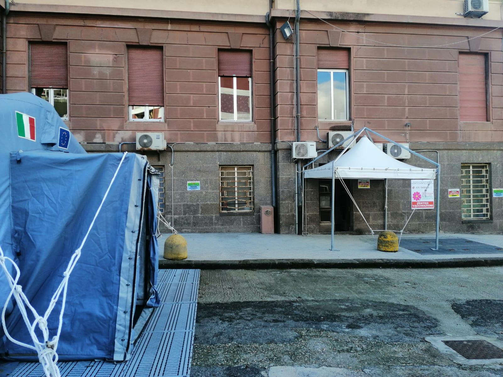 L'ingresso della struttura dedicata ai vaccini in viale San Pietro