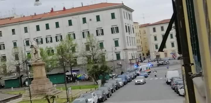Un intervento della polizia e del 118 in piazza Garibaldi (foto d'archivio)