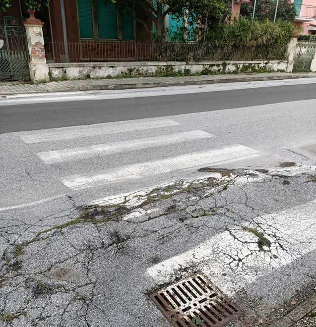 Le strade pericolose di Lido tra buche e radici sporgenti 