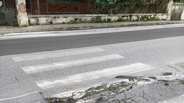 Le strade pericolose di Lido tra buche e radici sporgenti