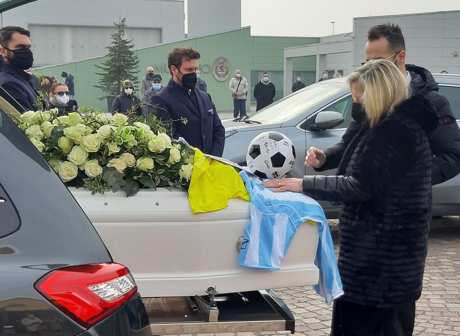 Concordia, pallone da calcio e maglia da portiere per l’addio a Alan: «Papà magnifico» 