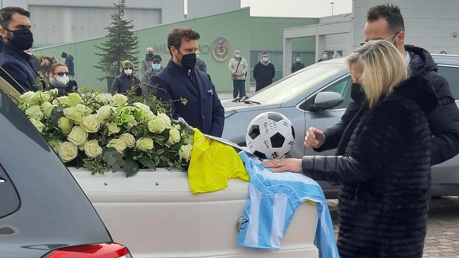 Concordia, pallone da calcio e maglia da portiere per l’addio a Alan: «Papà magnifico»