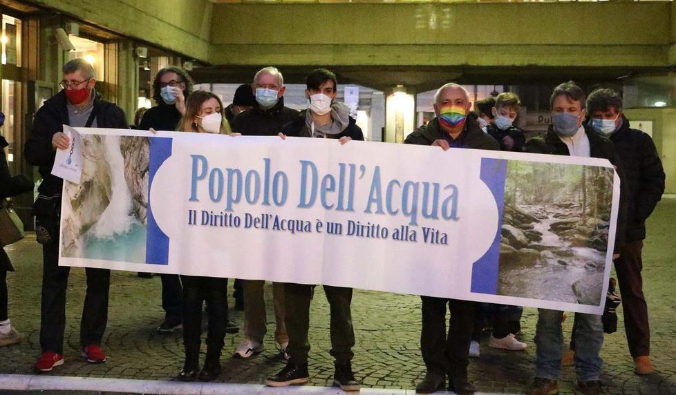 Dubbi sul batterio nell’acquedotto, i comitati in piazza chiedono chiarezza 