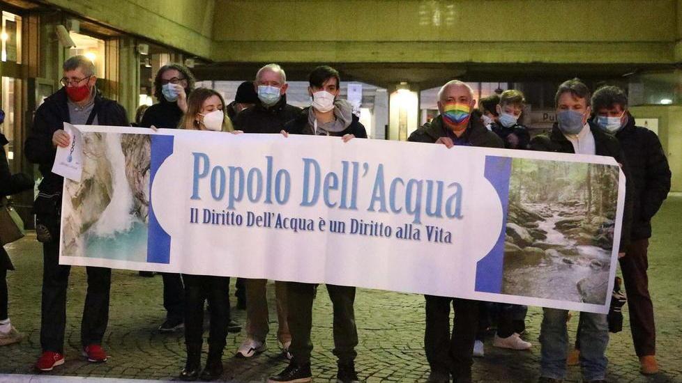 Dubbi sul batterio nell’acquedotto, i comitati in piazza chiedono chiarezza
