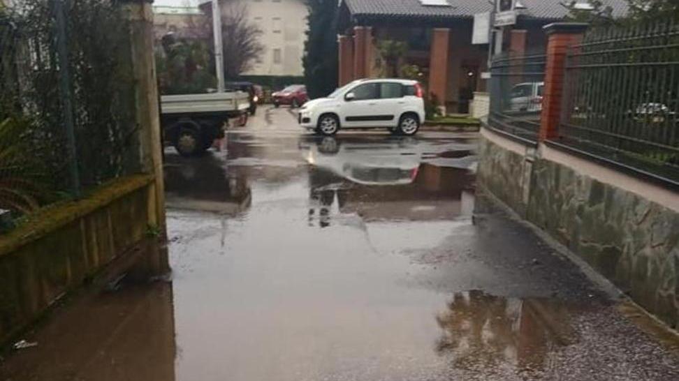 Maxi pozzanghera all’entrata della scuola Proteste a Cervaiolo