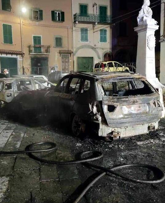 A fuoco le auto del presidente del Parco delle Apuane 