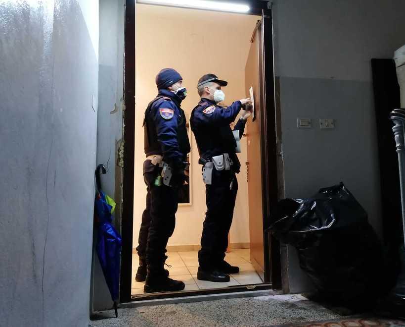 Palazzo sgomberato sugli scali delle Macine «Rischiava di crollare» 