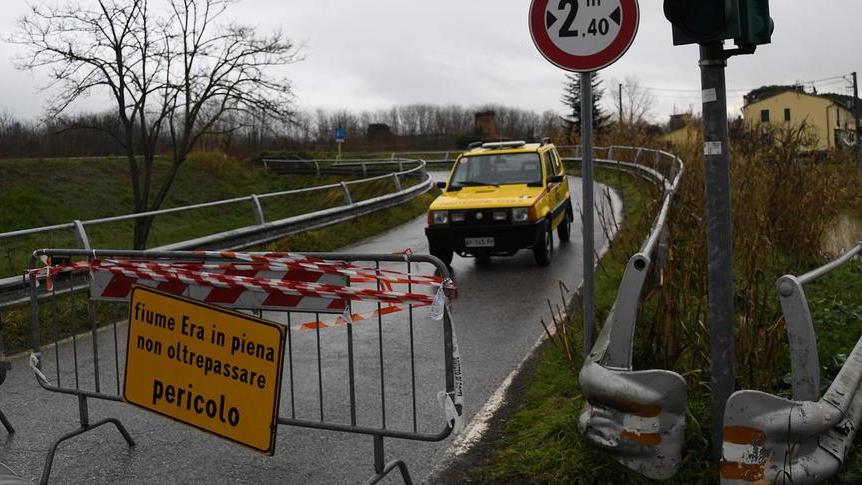 Ponte sul fiume Era I tecnici: «Serve un consolidamento»