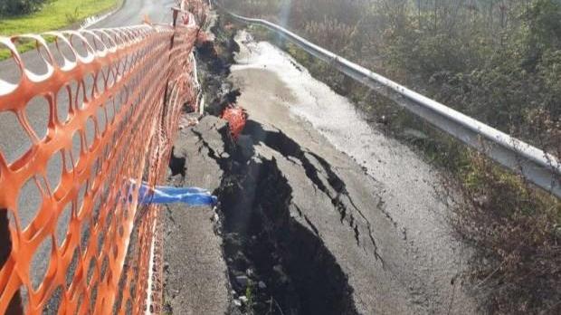 Serve un milione per salvare la strada spezzata dalla frana che avanza da 8 anni