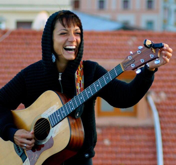 Benedetta Pallesi in cattedra per le lezioni di canto popolare 