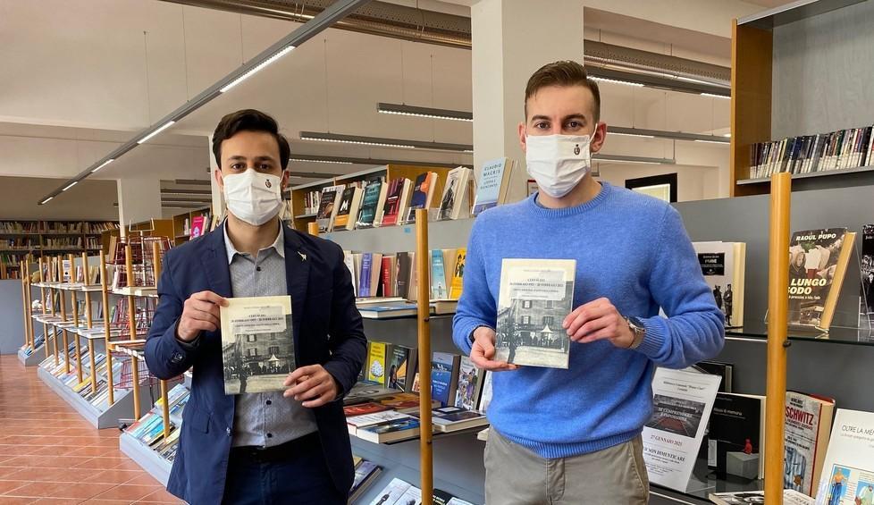 La Lega dona due copie dei “Fatti della Fiera” alla biblioteca comunale