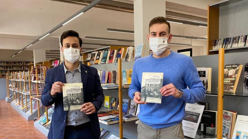 La Lega dona due copie dei “Fatti della Fiera” alla biblioteca comunale