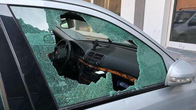 Spaccano cinque finestrini e vengono arrestati