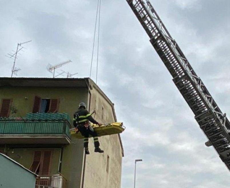Scale strette, soccorsa dai pompieri