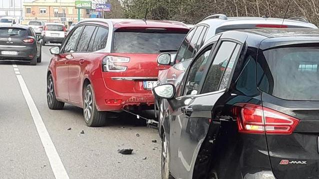 Cinque auto si tamponano Illesa bimba di 18 mesi