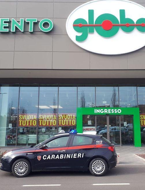 Ruba vestiti al market e cerca di scappare Arrestato cinquantenne