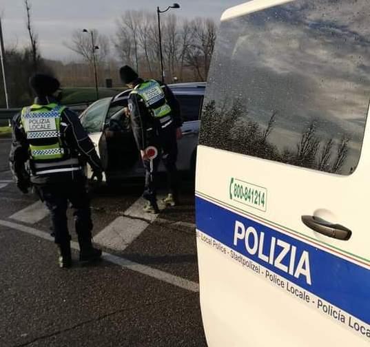 Scappa dalla comunità per andare con gli amici 