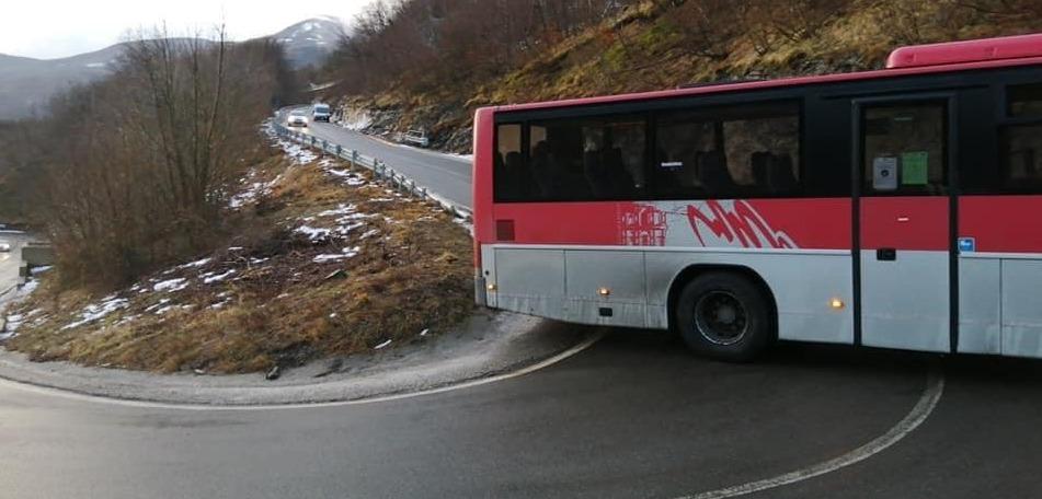 Bus degli studenti fuori strada per il ghiaccio sulla statale 63 