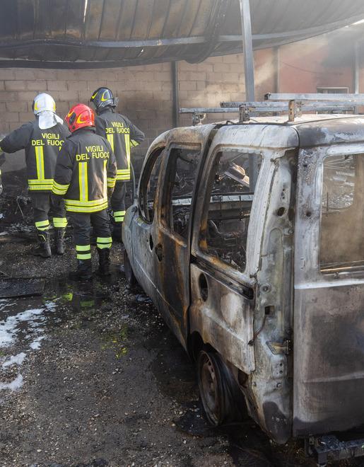 Inferno all’alba: autorimessa a fuoco Roulotte, camion e auto distrutte dal fuoco 