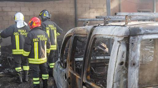 Inferno all’alba: autorimessa a fuoco Roulotte, camion e auto distrutte dal fuoco