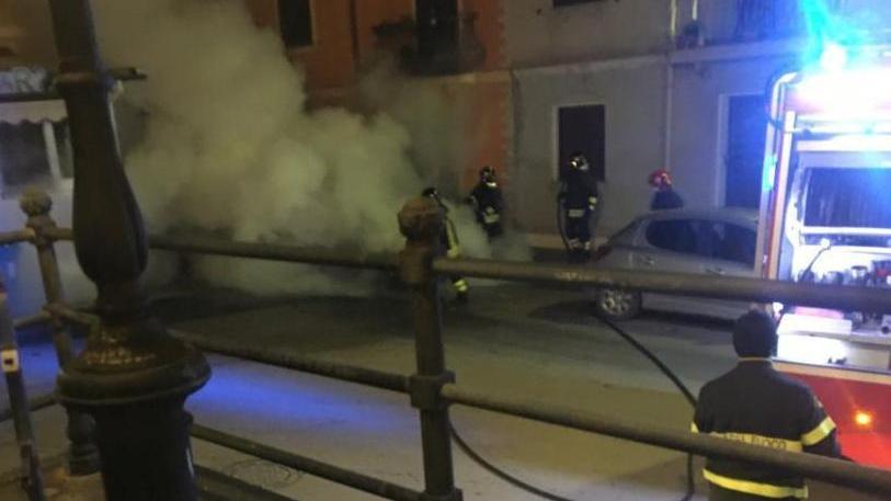 Auto in fiamme nella notte in corso Vittorio Emanuele