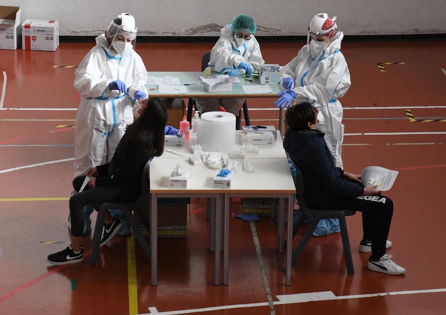Anziani smarriti: prenotare i vaccini ancora non si può 