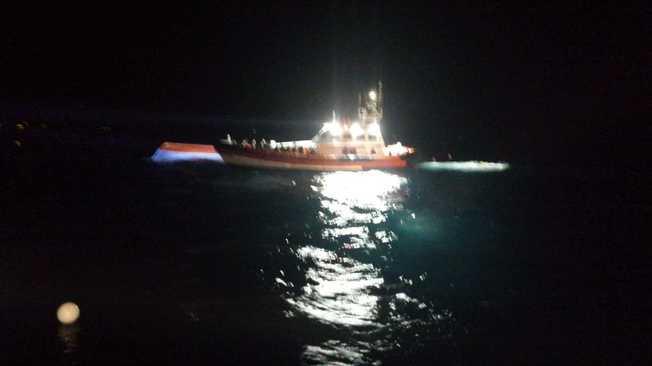 Lampedusa, barcone migranti si ribalta durante soccorsi
