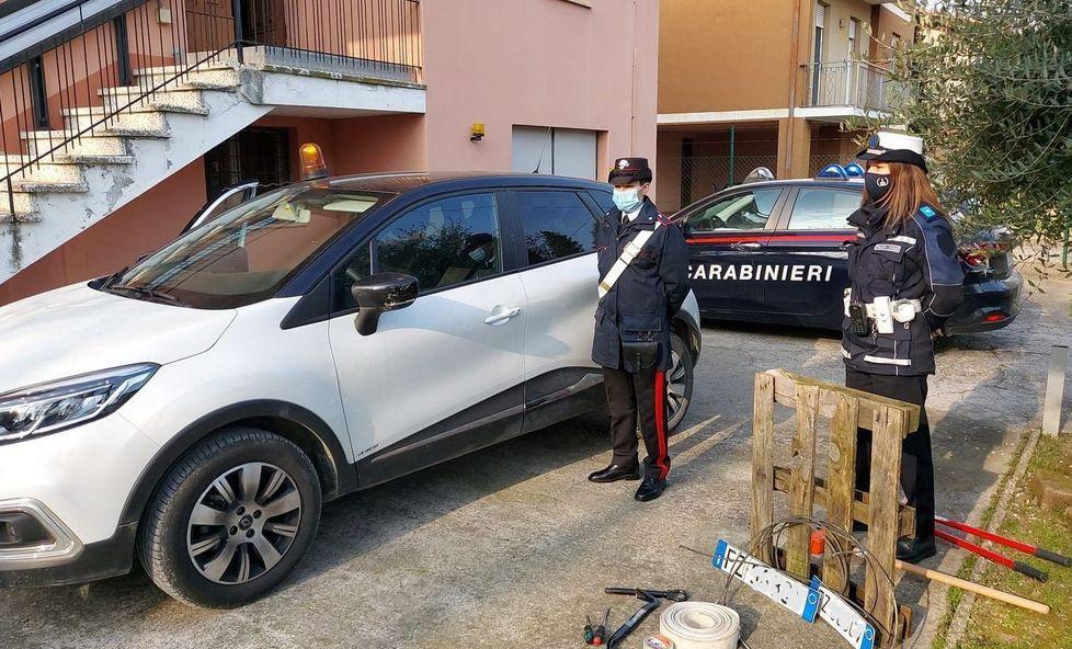 Medolla Sull’auto rubata con il lampeggiante I ladri fuggono, attrezzi sequestrati
