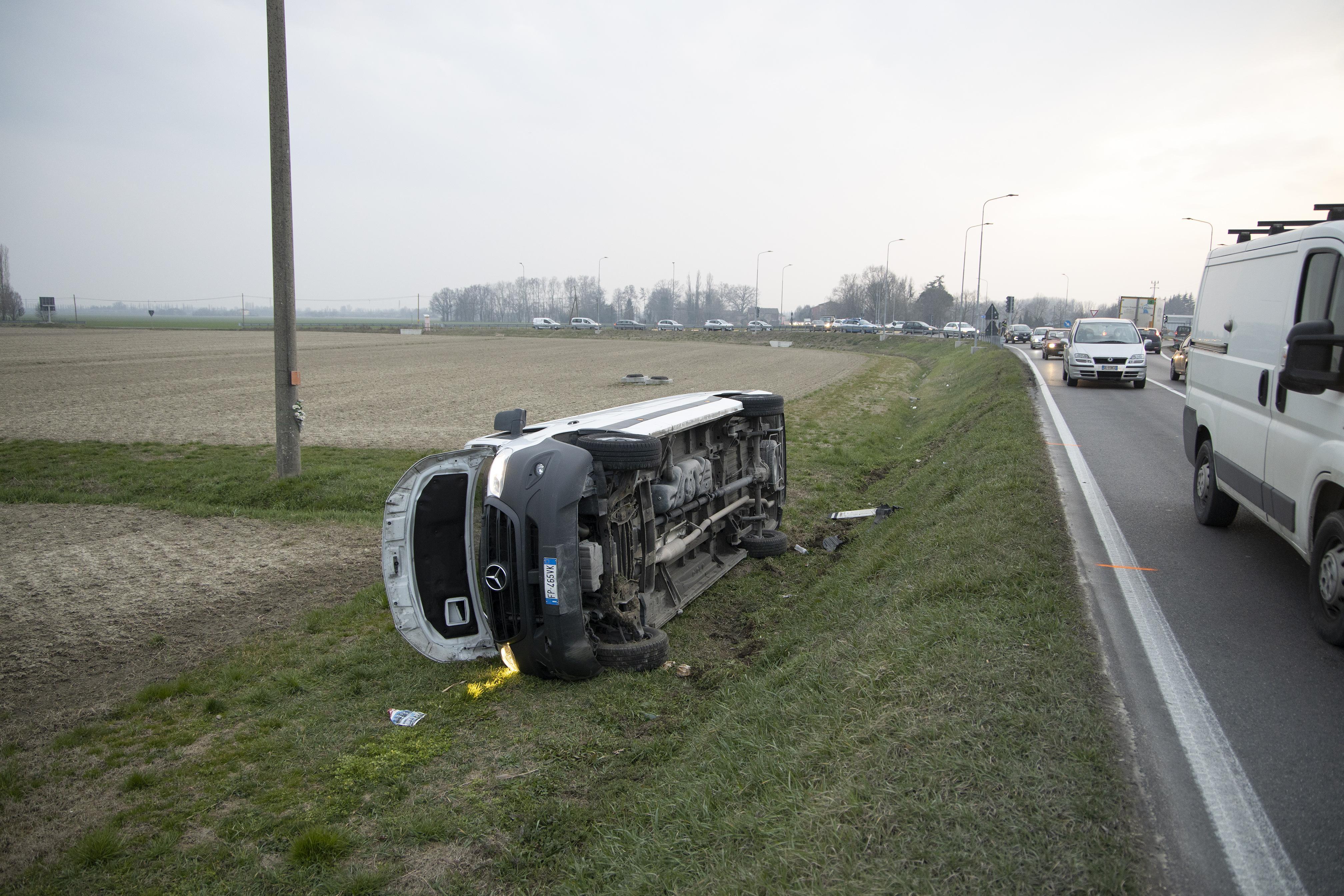 Modena. Sbanda e si ribalta sulla strada Canaletto: 62enne al Policlinico