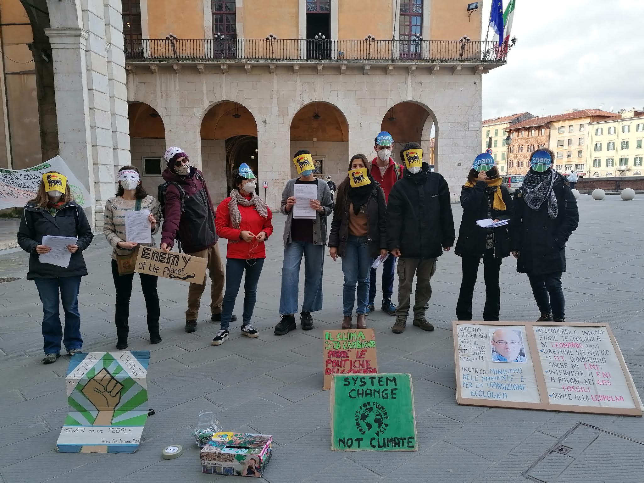 Un momento della manifestazione in piazza XX Settembre a Pisa