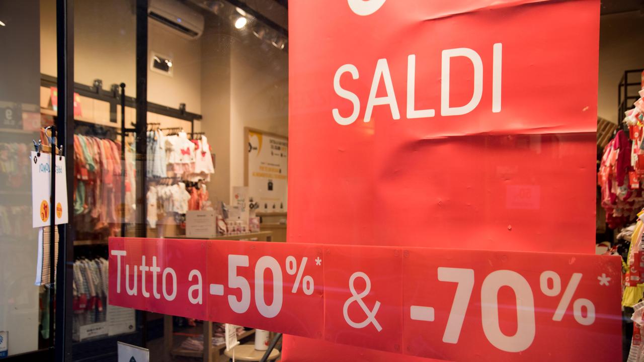 Dimezzati i consumi in Toscana più colpiti i centri commerciali
