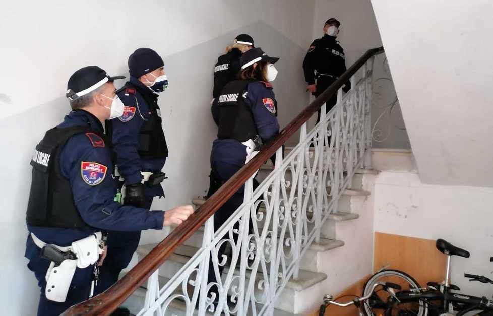 Alcuni degli agenti della polizia municipale durante lo sgombero di due giorni fa nel palazzo sugli scali delle Macine